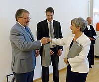 Pfarrerin Bianca Monzel (rechts) dankt den Kirchmeistern Marc-Oliver Lenz  (Mitte) und Wolfram Schleifenbaum (links).